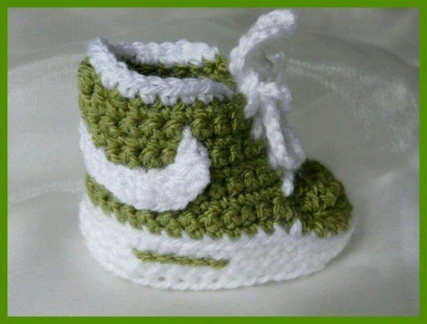 Crochet-Nike-Inspired-Baby-Booties-free-pattern3-e1428947154986.jpg