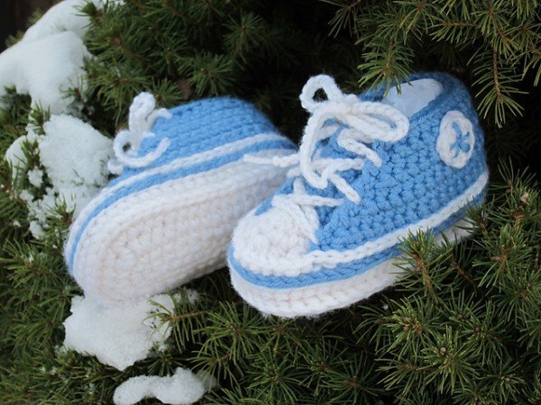 Crochet Baby Converse Sneaker Booties free pattern