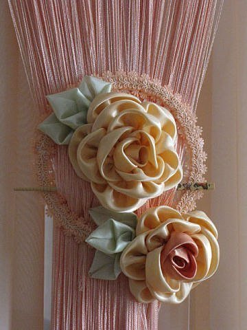 DIY-Ribbon-Flower-Curtain-Knot-from-Old-CD01.jpg