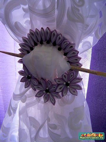 DIY-Ribbon-Flower-Curtain-Knot-from-Old-CD02.jpg