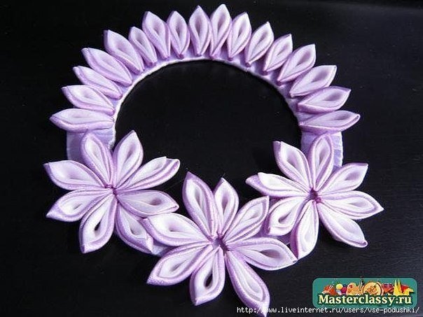 DIY-Ribbon-Flower-Curtain-Knot-from-Old-CD08.jpg