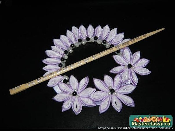 DIY-Ribbon-Flower-Curtain-Knot-from-Old-CD09.jpg