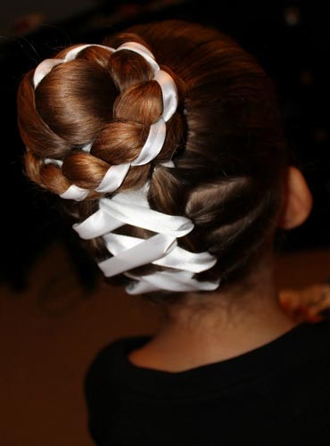 Cute-Braided-Hairstyle-with-ribbon01.jpg