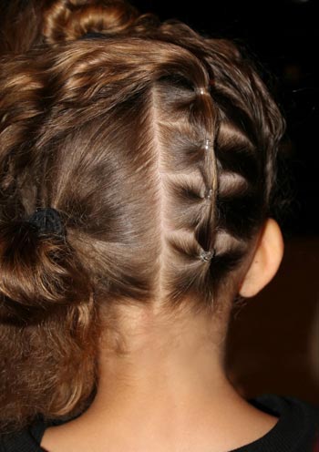 Cute-Braided-Hairstyle-with-ribbon03.jpg