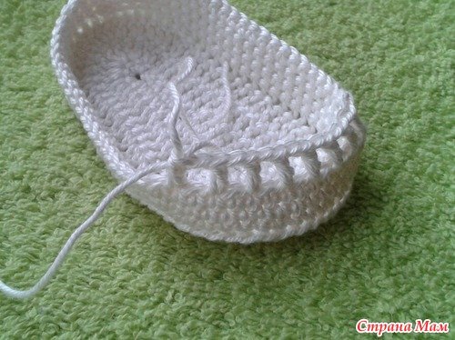 Crochet Baby Bootie with Ribbon Tie Free Pattern 5
