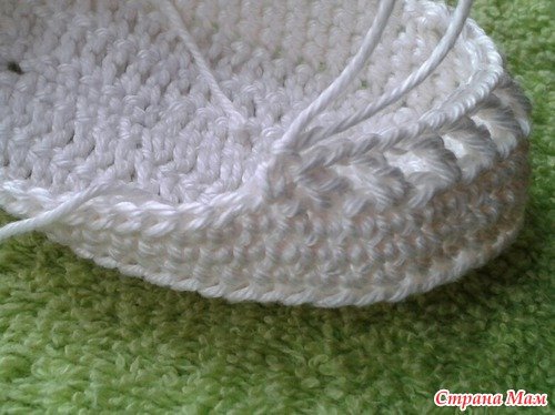 Crochet Baby Bootie with Ribbon Tie Free Pattern 6