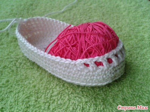 Crochet Baby Bootie with Ribbon Tie Free Pattern 7