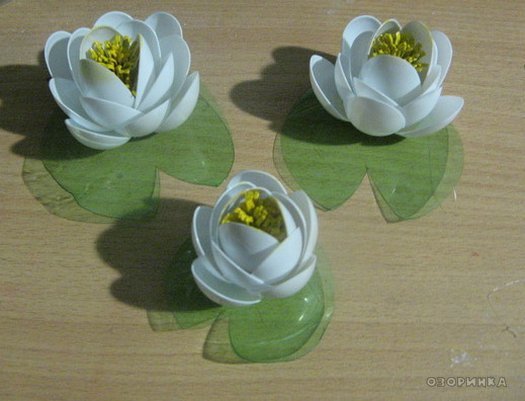 DIY-lily-from-plastic-spoons-and-bottles02.jpg