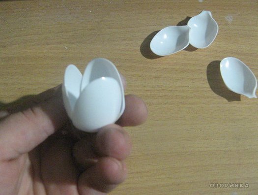 DIY-lily-from-plastic-spoons-and-bottles04.jpg