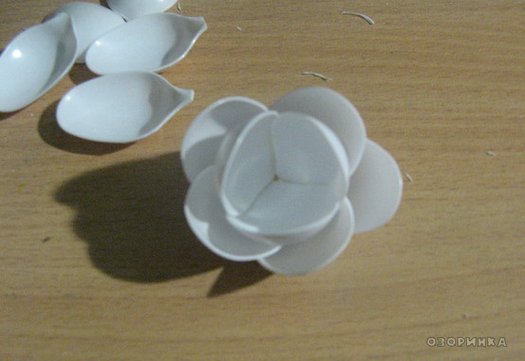 DIY-lily-from-plastic-spoons-and-bottles05.jpg
