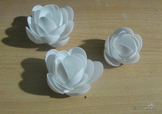 DIY-lily-from-plastic-spoons-and-bottles07.jpg