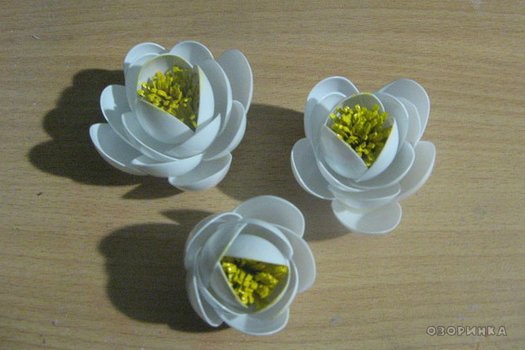 DIY-lily-from-plastic-spoons-and-bottles08.jpg