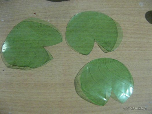 DIY-lily-from-plastic-spoons-and-bottles09.jpg