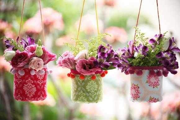 Plastic-Bottle-Vases-Party-Decor-01.jpg