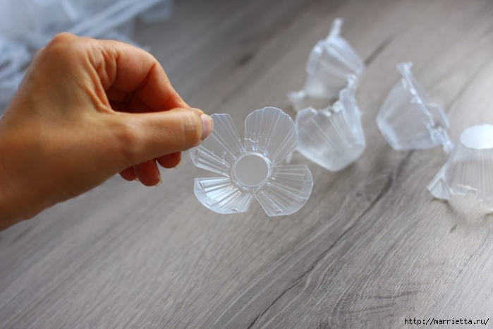 Plastic-flower-bouquet-from-egg-box07.jpg