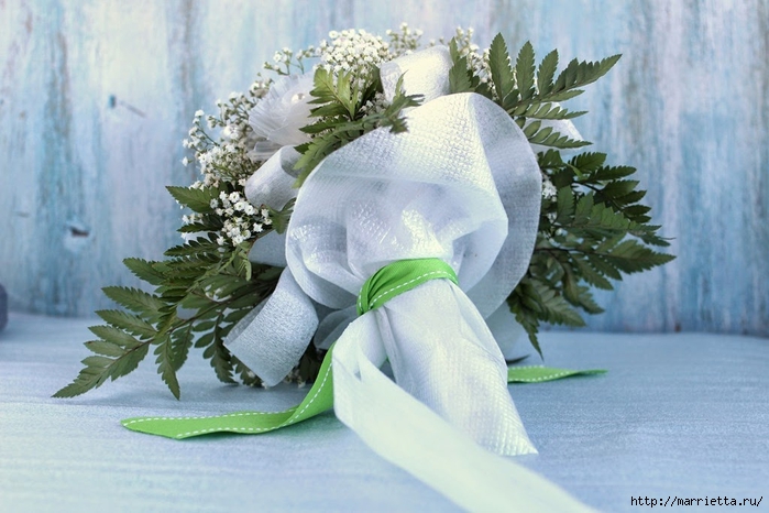 Plastic-flower-bouquet-from-egg-box14.jpg