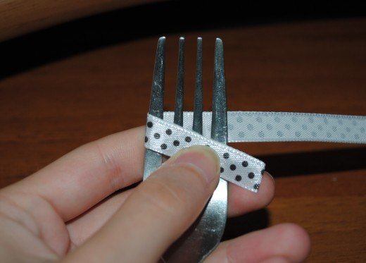 ribbon-bow-with-fork03.jpg