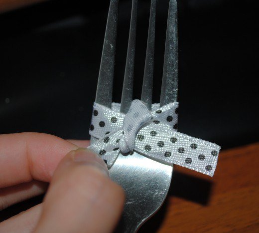 ribbon-bow-with-fork07.jpg