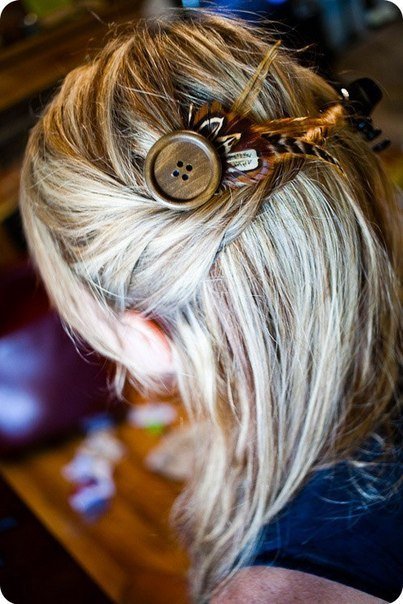 button-and-feather-hairclip01.jpg