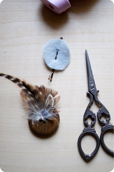 button-and-feather-hairclip05.jpg