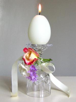 DIY-Inverted-Wine-Glass-Centrepiece-Idea08.jpg