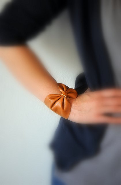 DIY-leather-bow-bracelet08.jpg