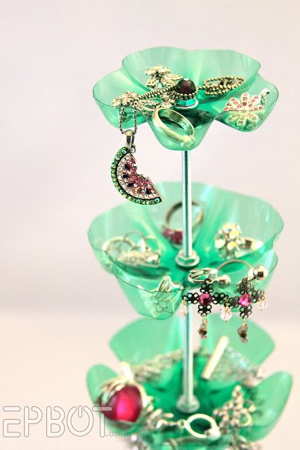 jewelry-stand-from-plastic-bottle00.jpg