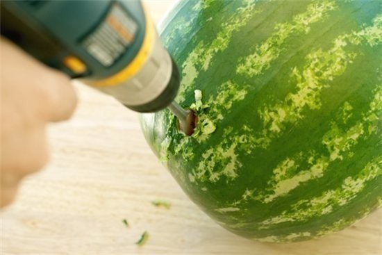 watermelon-cocktail-dispenser05.jpg