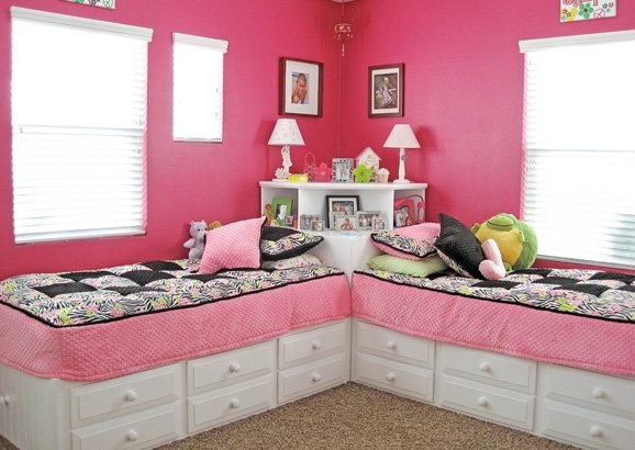 l shaped twin beds with corner table