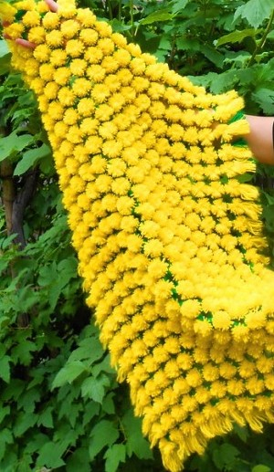 DIY-Fluffy-Pom-Pom-Blanket9.jpg