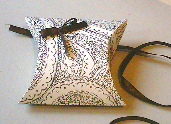 DIY-paper-pillow-gift-box11.jpg