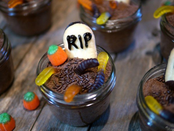 22 Wicked Ways To Use Mason Jars This Halloween