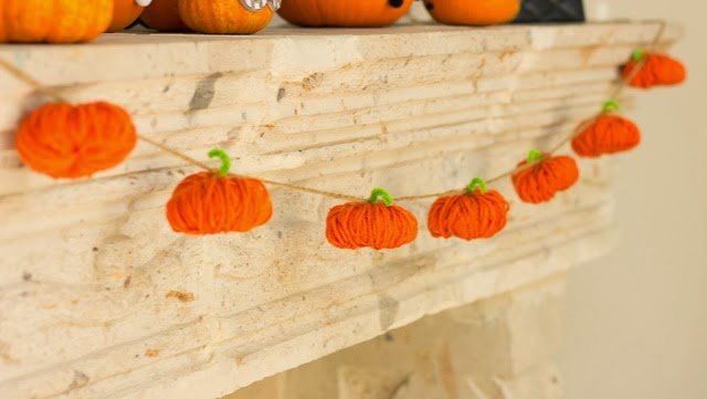 DIY yarn pumpkin garland