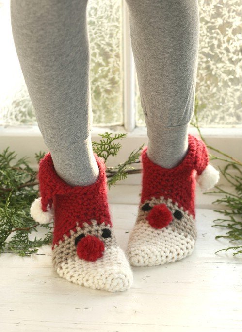 Festive Knitted Socks for Christmas Free Patterns - Sneaky Santa Free Crochet Pattern