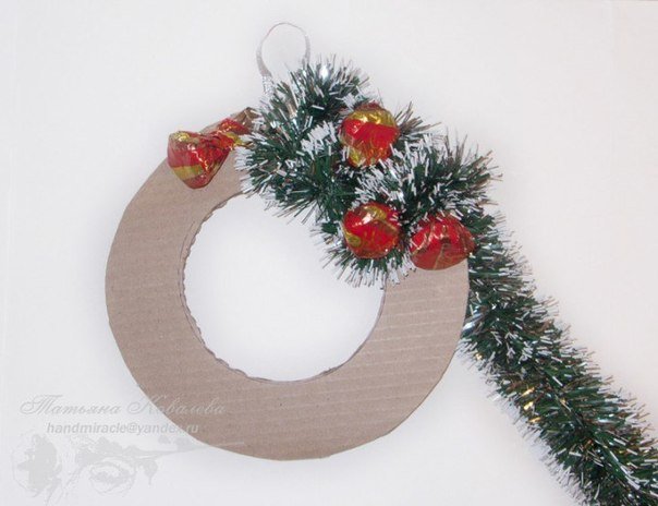 Christmas-wreath-with-chocolates3.jpg