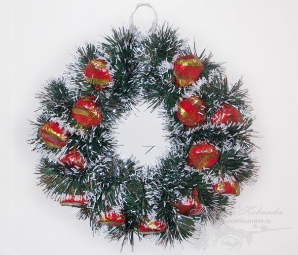 Christmas-wreath-with-chocolates4.jpg