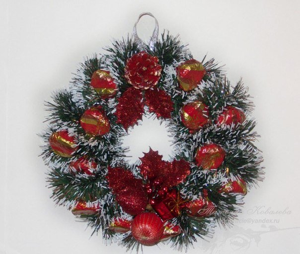 Christmas-wreath-with-chocolates5.jpg