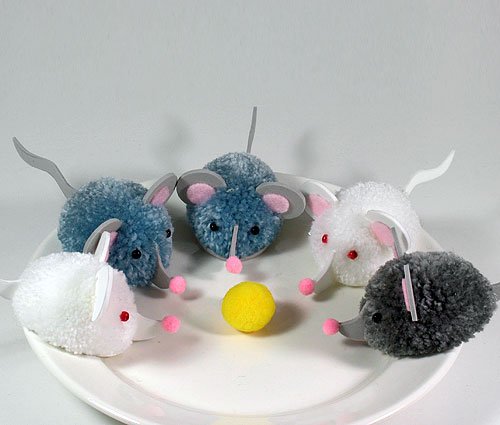 Fab Design on Yarn Pom Pom Animal Figures - Pom Pom Mouse