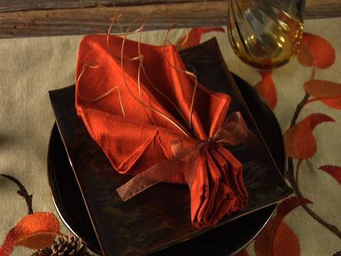 20 Best DIY Napkin Folding Tutorials for Christmas - Easy Fall Leaf Napkin Folding DIY Tutorial