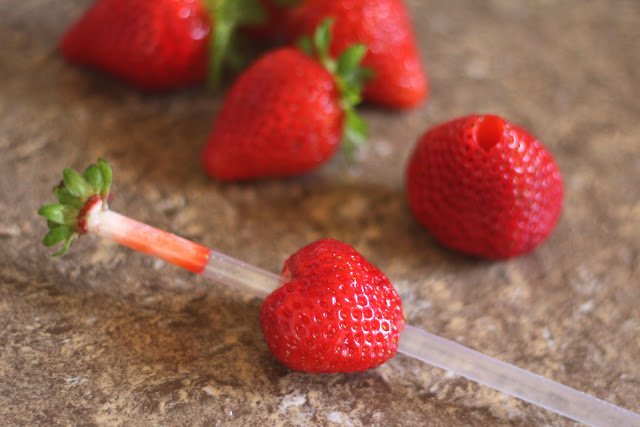40 Kitchen Tips and Tricks - Hulling Strawberries with a Straw