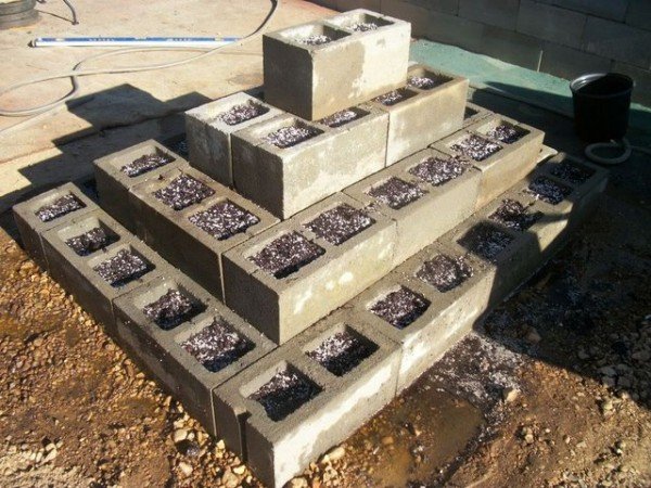 DIY Cinder Block Pyrimad Raised Garden Bed