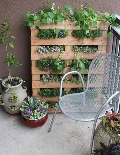DIY space saving vertical pallet garden planter