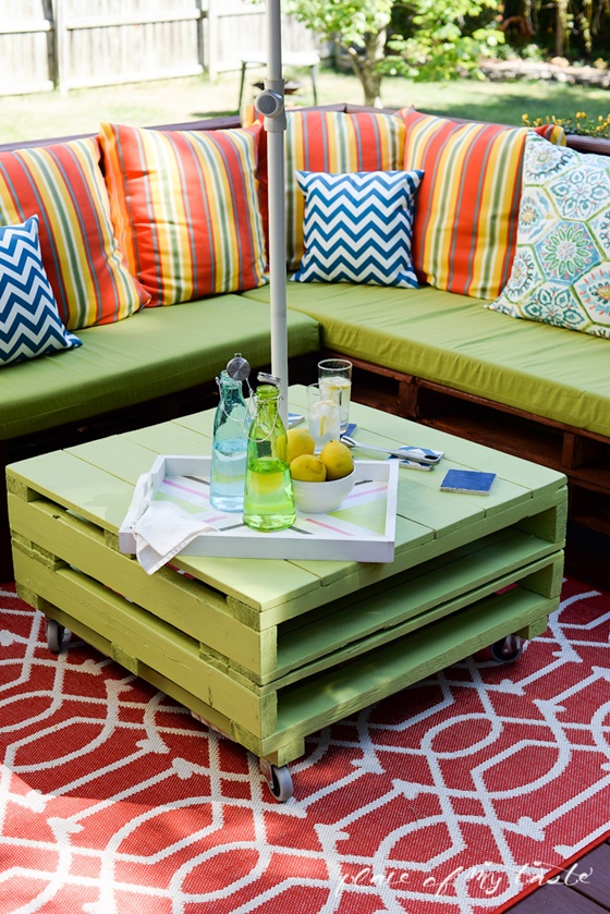 20+ Outdoor Pallet Furniture DIY ideas and tutorials-DIY outdoor furniture set