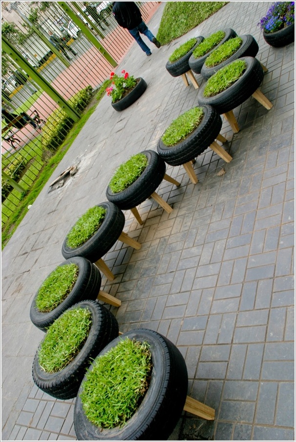 DIY Grass Tire Stools--20+ DIY Ways to Repurpose Old Tires for Home and Garden