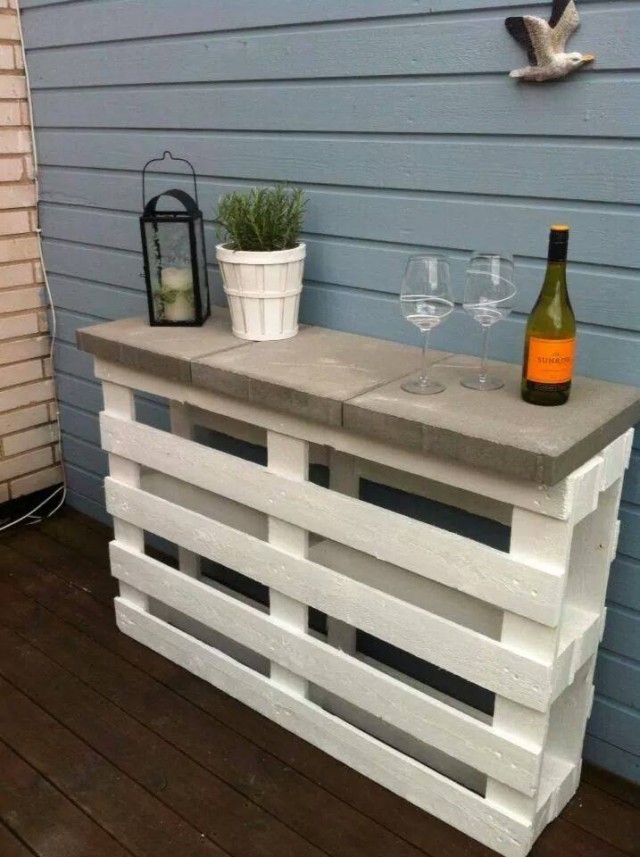 20+ Outdoor Pallet Furniture DIY ideas and tutorials -Pallet Wine Bar