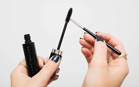 22 Genius Eyeliner Hacks Every Woman Needs to Know