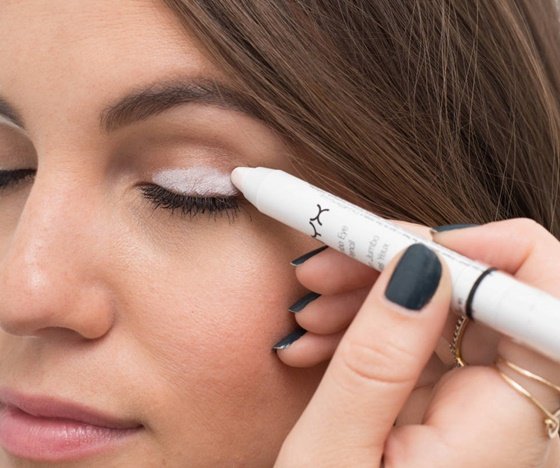 22 Genius Eyeliner Hacks Every Woman Needs to Know