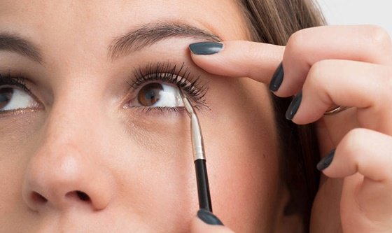 22 Genius Eyeliner Hacks Every Woman Needs to Know