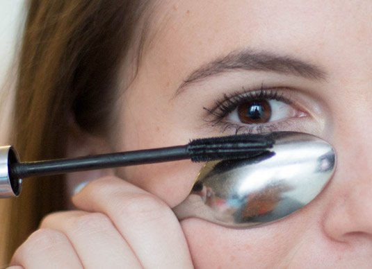 Hacks to Get Flawless Eyelashes Every Time-old a spoon underneath