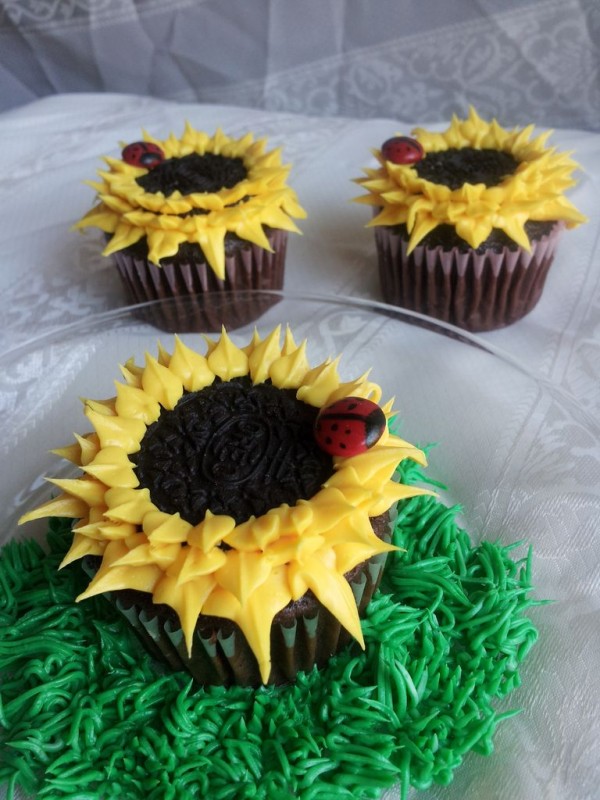 DIY Oreo Sunflower Cupcakes Tutorial